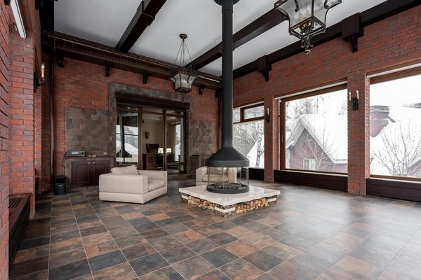 How do you maintain a consistent indoor temperature in a UK home with central heating?