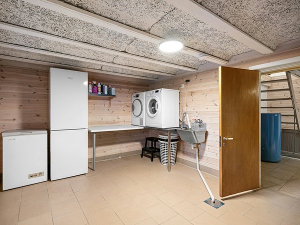 What are effective strategies for removing dampness in a UK basement using natural ventilation techniques?